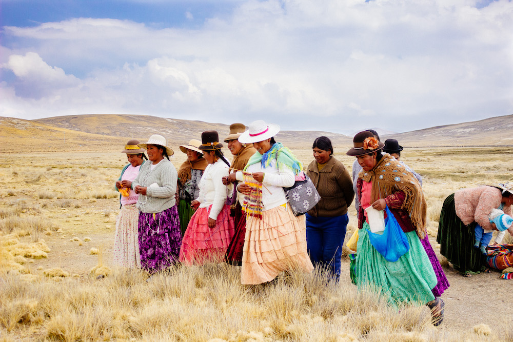 Grupo de artesanas de Las Manuelas paseando en el altiplano peruano